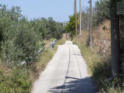 Scendiamo e continuiamo il nostro percorso lungo la stradina che, facendosi prima in salita e poi in discesa...